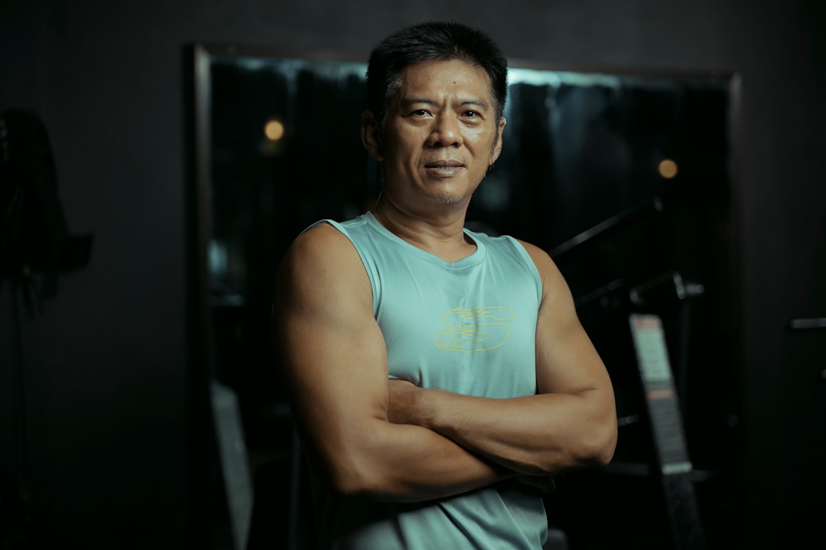 Homme mature pratiquant une activité physique adaptée